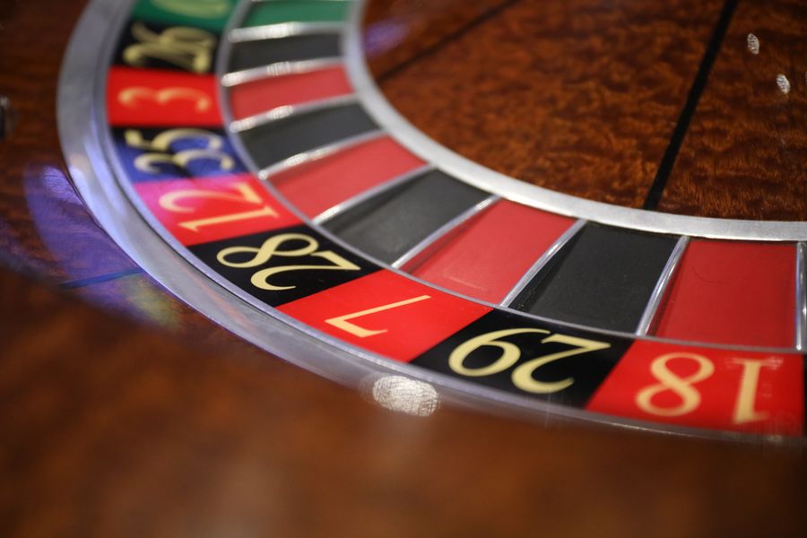 Roulette kasino dalam sorotan lampu