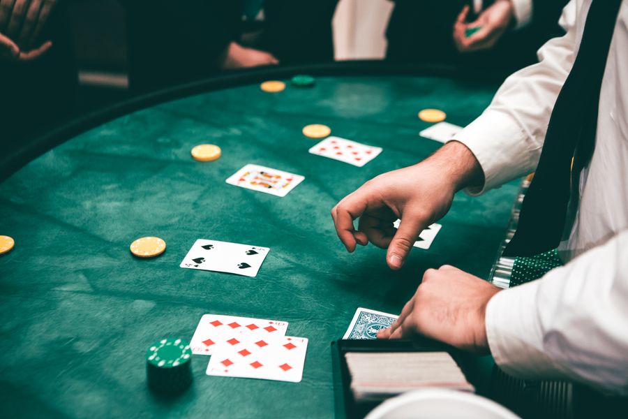 Sekelompok pemain berebut kartu di meja poker