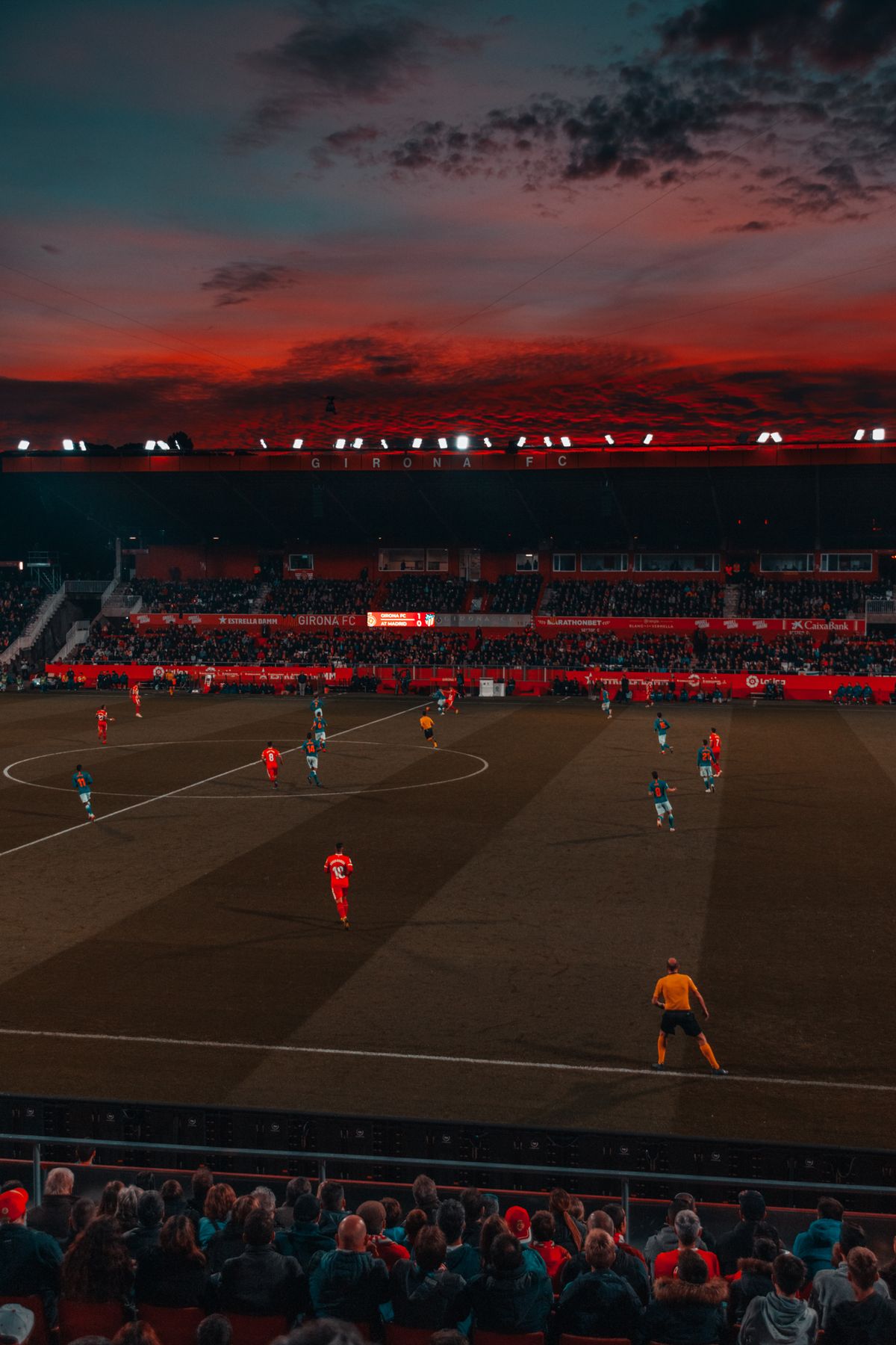 Stadion sepak bola saat matahari terbenam